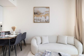 Brand New Apt On Top Floor 1BR w Spa And Pool